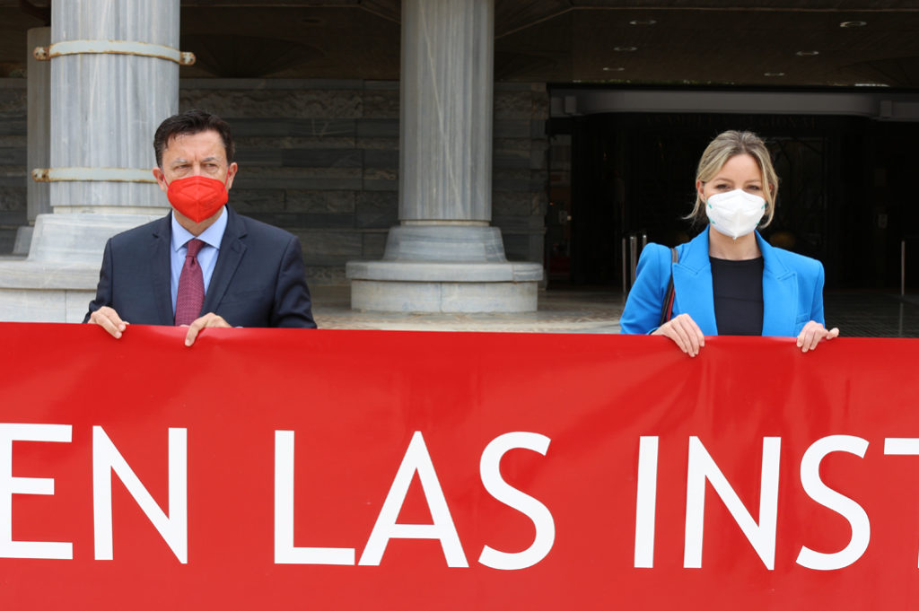 Juan Jose Molina y Ana Martínez se manifiestan contra el transfuguismo en la Asamblea Regional