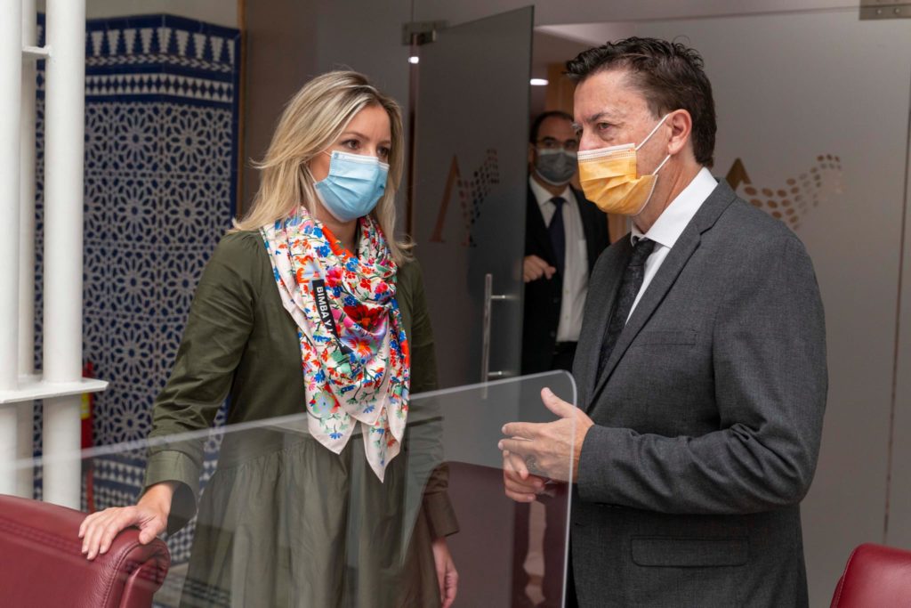 2021-10-27 Ana Martínez y Juanjo Molina en el pleno de la Asamblea