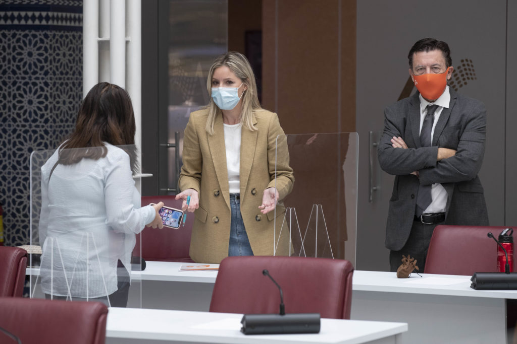 Juan José Molina y Ana Martínez en el pleno de la Asamblea