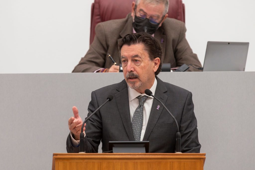 24-11-2021 Juanjo Molina en el atril de la Asamblea