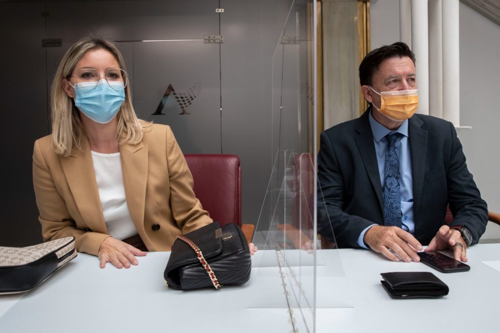Ana Martínez Vidal y Juanjo Molina en el pleno de la Asamblea