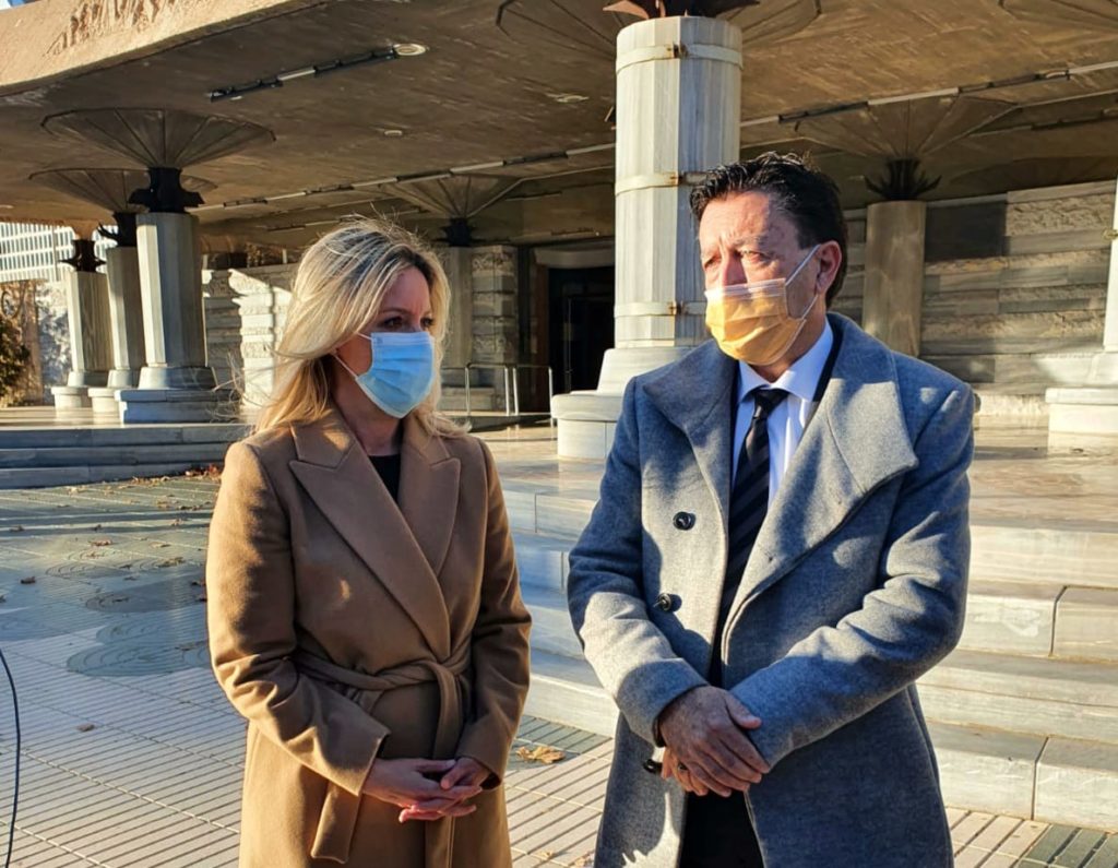 2021-12-02 Juanjo Molina y Ana Martínez Vidal en la puerta de la Asamblea Regional